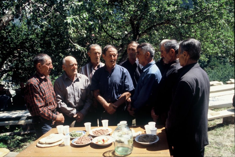 chór śpiewający Zar w czasie pogrzebu, Wyprawa do Gruzji 2001, foto Kamila Klamut